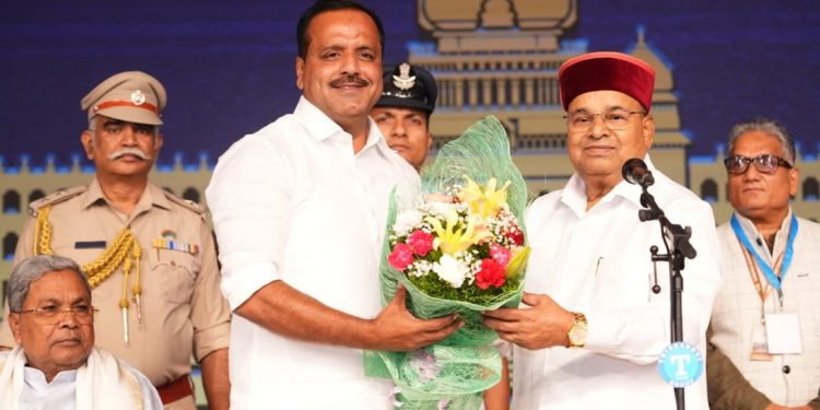 ಸಚಿವರಾಗಿ ಪ್ರಮಾಣವಚನ ಸ್ವೀಕರಿಸಿದ ಯು.ಟಿ. ಖಾದರ್​​