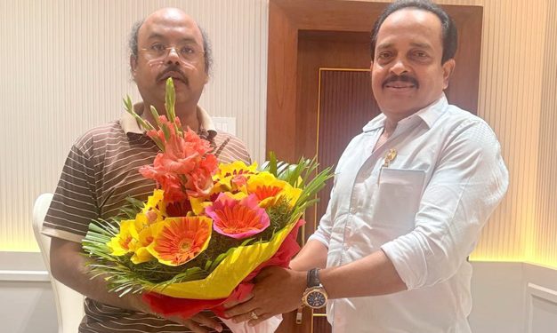 ನಗರಾಭಿವೃದ್ದಿ ಸಚಿವ ಯತೀಂದ್ರ ಸಿದ್ದರಾಮಯ್ಯ ಅವರನ್ನು ಭೇಟಿಯಾಗಿ ಅಭಿನಂದನೆ ಸಲ್ಲಿಕೆ -ಪುತ್ತೂರಿನಲ್ಲಿ ಭೂಗತ ಒಳಚರಂಡಿ ಯೋಜನೆ ಅನುಮೋದನೆಗೆ ಶಾಸಕ ಅಶೋಕ್ ರೈ ಮನವಿ