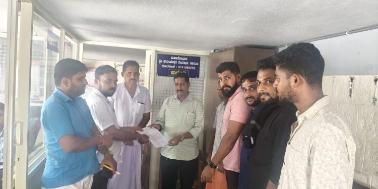 ದನ ಮಾರಟ ಆರೋಪ – ಕಾರಿಂಜೇಶ್ವರ ದೇವಸ್ಥಾನದ ವ್ಯವಸ್ಥಾಪನಾ ಸಮತಿಯಿಂದ ಪ್ರಶಾಂತ್ ನಾಯಕ್ ನೆಲ್ಲಿಗುಡ್ಡೆ ಅವರನ್ನು ಕೈಬಿಡಲು ಹಿಂ.ಜಾ.ವೇ.ಆಗ್ರಹ