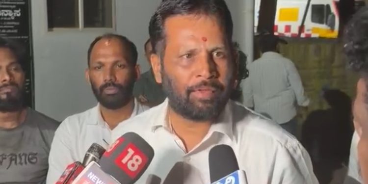 ಬಿಸಿ ರೋಡಿನಲ್ಲಿ ಧಾರುಣವಾಗಿ ಹತ್ಯೆಯಾದ ಲಾವಣ್ಯ ಮೃತದೇಹದ ಅಂತಿಮ ದರ್ಶನ ಪಡೆದು ಕುಟುಂಬದವರಿಗೆ ಸಾಂತ್ವನ ನೀಡಿದ ಅರುಣ್ ಕುಮಾರ್ ಪುತ್ತಿಲ