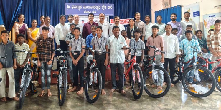 ಬೆಳ್ತಂಗಡಿ : ರೋಟರಿ ಕ್ಲಬ್ ಯಲಹಂಕ ವತಿಯಿಂದ ಬೆಳಾಲು ಶ್ರೀ ಧ.ಮಂ. ಪ್ರೌಢ ಶಾಲೆಯ ವಿದ್ಯಾರ್ಥಿಗಳಿಗೆ ಬೈಸಿಕಲ್ ವಿತರಣೆ