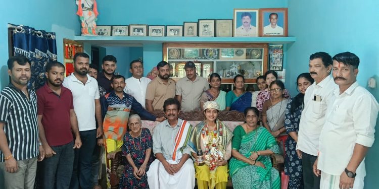 ಆಯುರ್ವೇದ ವೈದ್ಯಕೀಯ ಸ್ನಾತಕಕೋತ್ತರ ಪದವಿ ಯೋಗ ಮತ್ತು ಸ್ವಸ್ತ ವಿಭಾಗ ರಾಜ್ಯದಲ್ಲಿ ಪ್ರಥಮ ರ‍್ಯಾಂಕ್ ಚಿನ್ನದ ಪದಕ ಪಡೆದ ಡಾ.ಹೀತಾ ಮಡ್ತಿಲ ಇವರಿಗೆ ಐವರ್ನಾಡು ಬಿಜೆಪಿ ಶಕ್ತಿ ಕೇಂದ್ರ ವತಿಯಿಂದ ಸನ್ಮಾನ