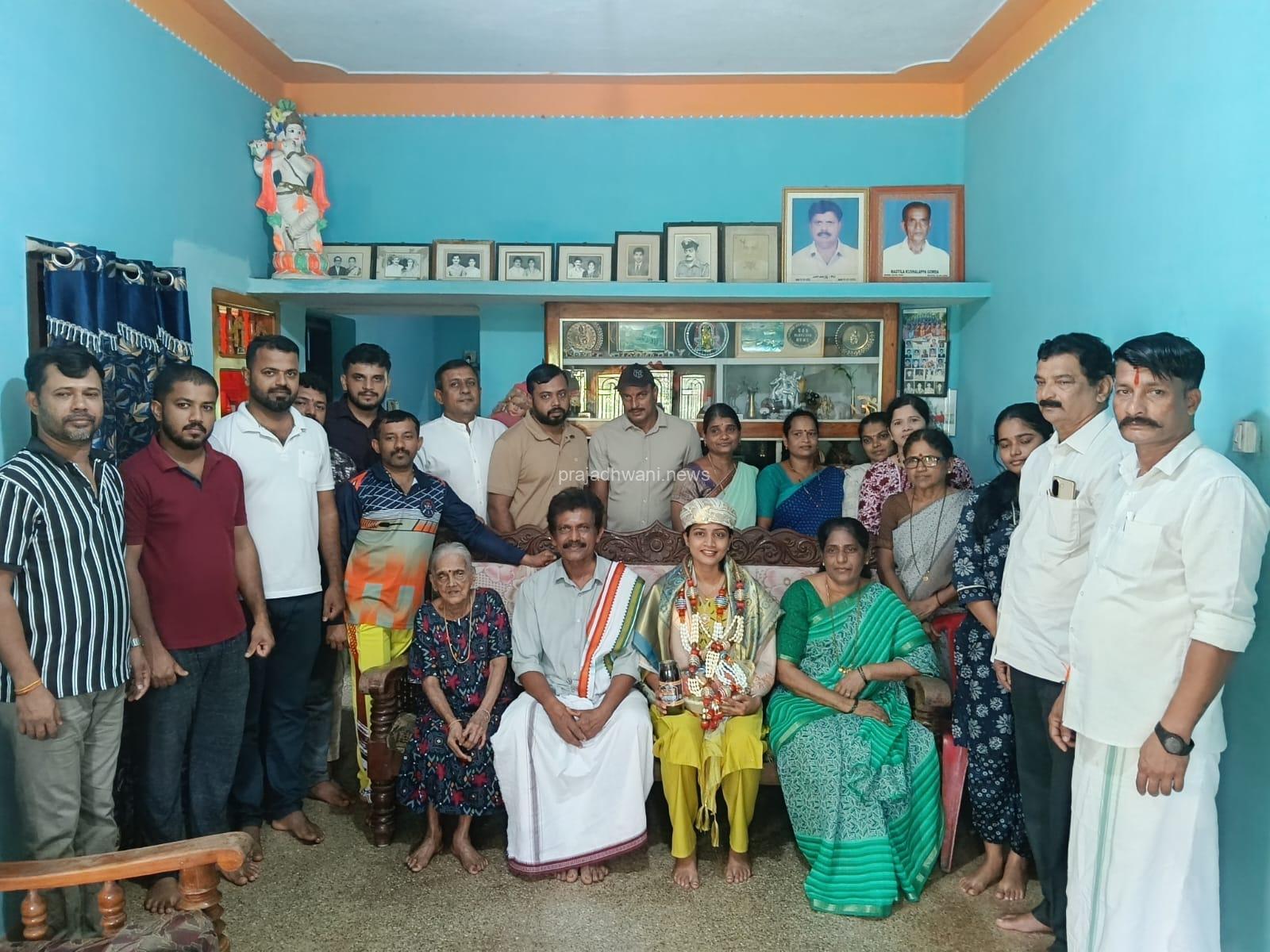 ಆಯುರ್ವೇದ ವೈದ್ಯಕೀಯ ಸ್ನಾತಕಕೋತ್ತರ ಪದವಿ ಯೋಗ ಮತ್ತು ಸ್ವಸ್ತ ವಿಭಾಗ ರಾಜ್ಯದಲ್ಲಿ ಪ್ರಥಮ ರ‍್ಯಾಂಕ್ ಚಿನ್ನದ ಪದಕ ಪಡೆದ ಡಾ.ಹೀತಾ ಮಡ್ತಿಲ ಇವರಿಗೆ ಐವರ್ನಾಡು ಬಿಜೆಪಿ ಶಕ್ತಿ ಕೇಂದ್ರ ವತಿಯಿಂದ ಸನ್ಮಾನ