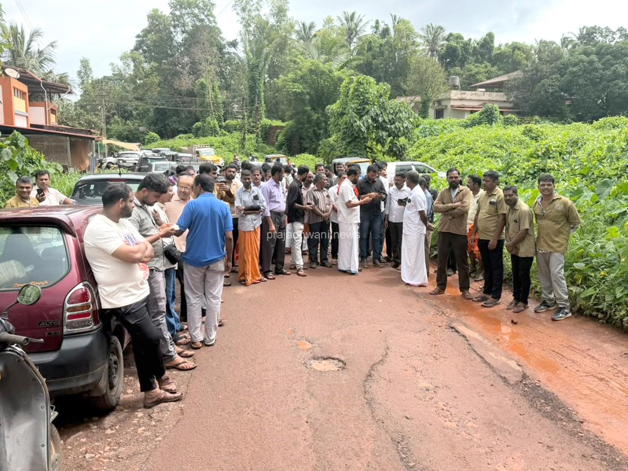 ಪುರುಷರಕಟ್ಟೆ ಶಾಂತಿಗೋಡು ರಸ್ತೆಯ ದುರಸ್ತಿ ನಡೆಸುವಂತೆ ಪ್ರತಿಭಟನೆ