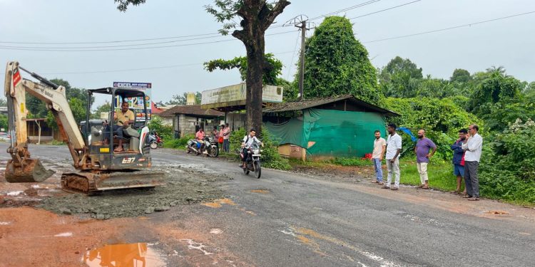 ಬೆಳ್ತಂಗಡಿ ಹದಗೆಟ್ಟ ರಸ್ತೆಗೆ ತಾತ್ಕಾಲಿಕವಾಗಿ ದುರಸ್ತಿ ಕಾರ್ಯ ಶಾಸಕ ಹರೀಶ್ ಪೂಂಜ