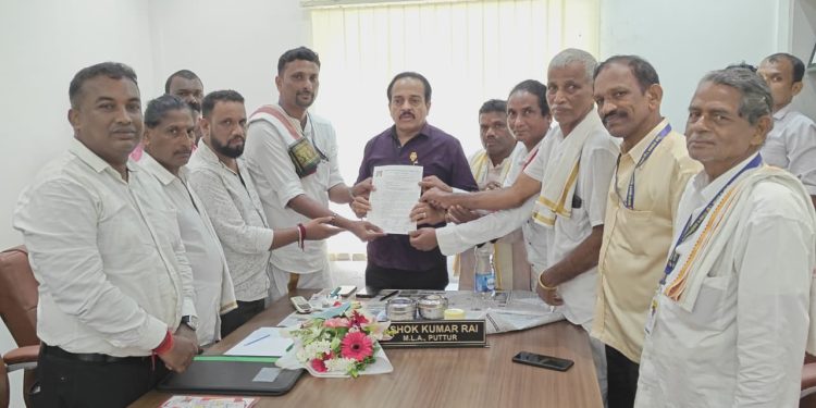 ಉಡುಪಿಯ ಶಾಸಕರಿಂದ ಸಾಧ್ಯವಿಲ್ಲ ಎಂದು ಪುತ್ತೂರು ಶಾಸಕರಲ್ಲಿಗೆ ಬಂದಿದ್ದೇವೆ – ಅಖಿಲಭಾರತ ದೈವಾರಾಧಕರ ಒಕ್ಕೂಟದಿಂದ ಶಾಸಕ ಅಶೋಕ್ ರೈ ಭೇಟಿ