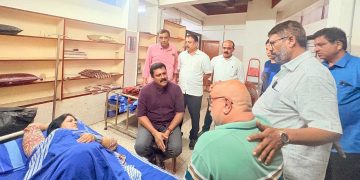 ದರ್ಬೆ ಅಹಿತಕರ ಘಟನೆ: ಎಂ.ಎಲ್.ಸಿ ಕಿಶೋರ್, ಮಾಜಿ ಶಾಸಕ ಆಸ್ಪತ್ರೆಗೆ ದಾಖಲಾಗಿರುವ ಗಾಯಲು ಮಹಿಳೆಯ ಭೇಟಿ – ಅಂಗಡಿಗೆ ನುಗ್ಗಿ ಮಹಿಳೆಯ ಮೇಲೆ ದೌರ್ಜನ್ಯ ಎಸಗಿದವರ ಮೇಲೂ ಕೊಲೆಯತ್ನ ಕೇಸು ದಾಖಲಿಸುವಂತೆ ಅಗ್ರಹ