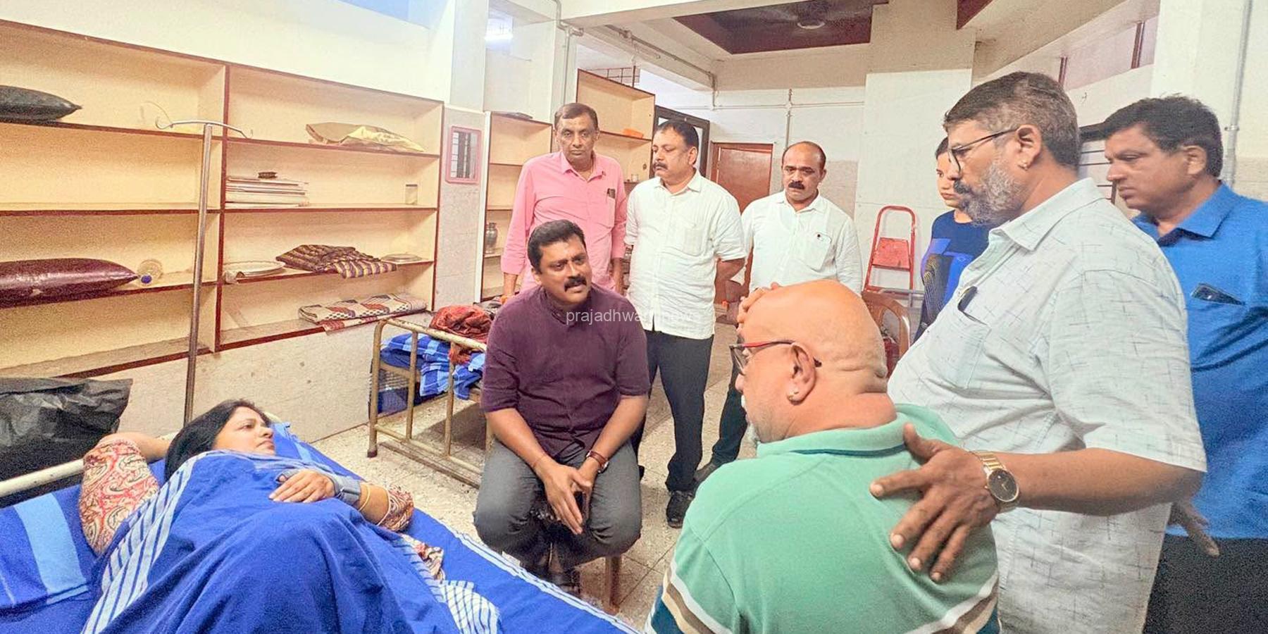 ದರ್ಬೆ ಅಹಿತಕರ ಘಟನೆ: ಎಂ.ಎಲ್.ಸಿ ಕಿಶೋರ್, ಮಾಜಿ ಶಾಸಕ ಆಸ್ಪತ್ರೆಗೆ ದಾಖಲಾಗಿರುವ ಗಾಯಲು ಮಹಿಳೆಯ ಭೇಟಿ – ಅಂಗಡಿಗೆ ನುಗ್ಗಿ ಮಹಿಳೆಯ ಮೇಲೆ ದೌರ್ಜನ್ಯ ಎಸಗಿದವರ ಮೇಲೂ ಕೊಲೆಯತ್ನ ಕೇಸು ದಾಖಲಿಸುವಂತೆ ಅಗ್ರಹ