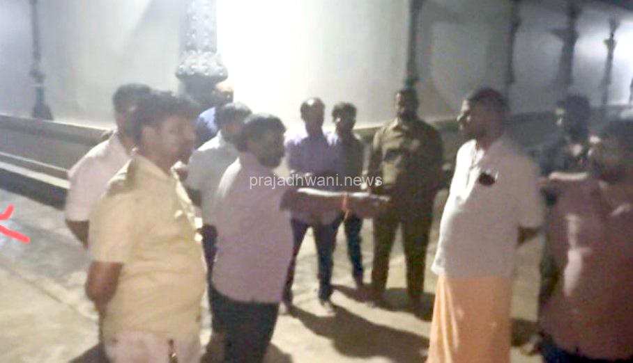 ಪುತ್ತೂರು: ಮಹಾಲಿಂಗೇಶ್ವರ ದೇವಸ್ಥಾನದ ರಾಜಾಂಗಣದ ಮೂಲಕ ಅನುಮತಿ ಇಲ್ಲದೆ ಅನ್ಯಮತೀಯರ ಕಟ್ಟಡಕ್ಕೆ ಮಣ್ಣು ಸಾಗಾಟ – ಭಕ್ತರಿಂದ ತೀವ್ರ ವಿರೋಧ!