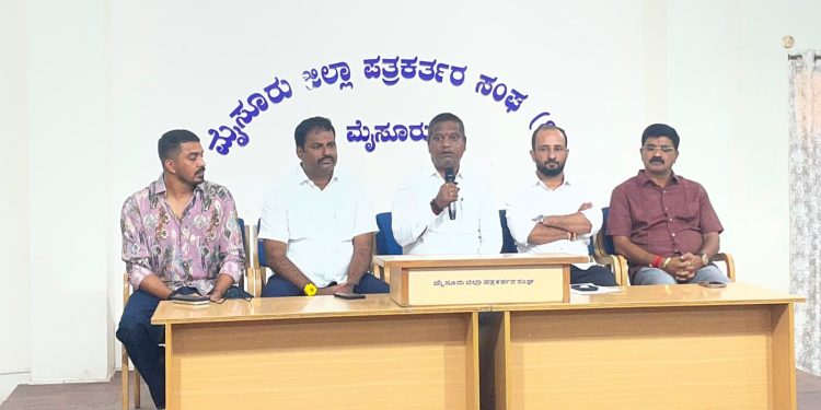 ಮೈಸೂರು ಶ್ರೀ ಚಾಮುಂಡೇಶ್ವರಿ ದೇವಿಯ ದರ್ಶನಕ್ಕೆ ಸೂಕ್ತ ವ್ಯವಸ್ಥೆ ಕಲ್ಪಿಸಲಾಗಿಲ್ಲ ಅಭಿವೃದ್ಧಿ ಪ್ರಾಧಿಕಾರದ ಕಾರ್ಯದರ್ಶಿ ಅವರ ವಿರುದ್ಧ ಉದ್ಯಮಿ ಮಹೇಶ್ ಪತ್ರಿಕಾಗೋಷ್ಠಿಯಲ್ಲಿ ಅಸಮಾಧಾನ