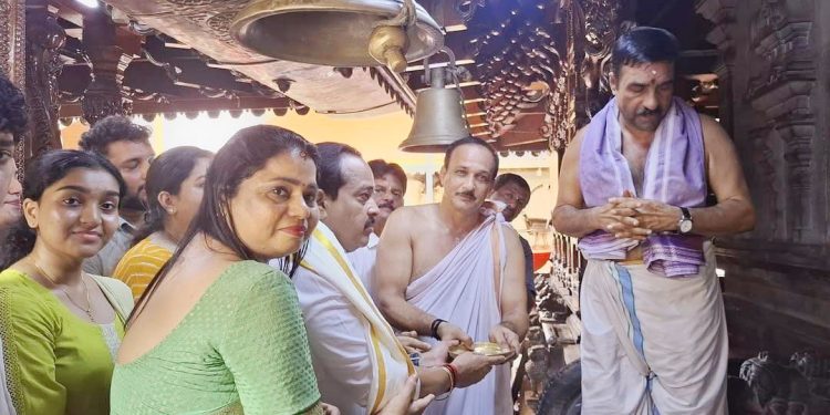 ಪುತ್ತೂರು ಶ್ರೀ ಮಹಾಲಿಂಗೇಶ್ವರ ದೇವರಿಗೆ ಶಾಸಕರಾದ ಶ್ರೀ ಅಶೋಕ್ ಕುಮಾರ್ ರೈ ಹಾಗೂ ಕುಟುಂಬದವರಿಂದ ಸ್ವರ್ಣ ಮುಖ ಕವಚ ನಿರ್ಮಾಣದ ಕಾರ್ಯಕ್ಕೆ 100 ಗ್ರಾಂ ಚಿನ್ನ ಸಮರ್ಪಣೆ