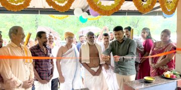 ಬೆಳ್ತಂಗಡಿ ಮೊಗ್ರು ಗುತ್ತಿಲಾರು ದಿ.ಭಾರತಿಯಮ್ಮ ಸ್ಮರಣಾರ್ಥ ನೂತನ ಬಸ್ ತಂಗುದಾಣ ಶಾಸಕ ಹರೀಶ್ ಪೂಂಜಾರಿಂದ ಲೋಕಾರ್ಪಣೆ