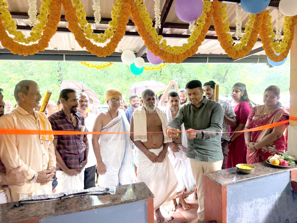 ಬೆಳ್ತಂಗಡಿ ಮೊಗ್ರು ಗುತ್ತಿಲಾರು ದಿ.ಭಾರತಿಯಮ್ಮ ಸ್ಮರಣಾರ್ಥ ನೂತನ ಬಸ್ ತಂಗುದಾಣ ಶಾಸಕ ಹರೀಶ್ ಪೂಂಜಾರಿಂದ ಲೋಕಾರ್ಪಣೆ