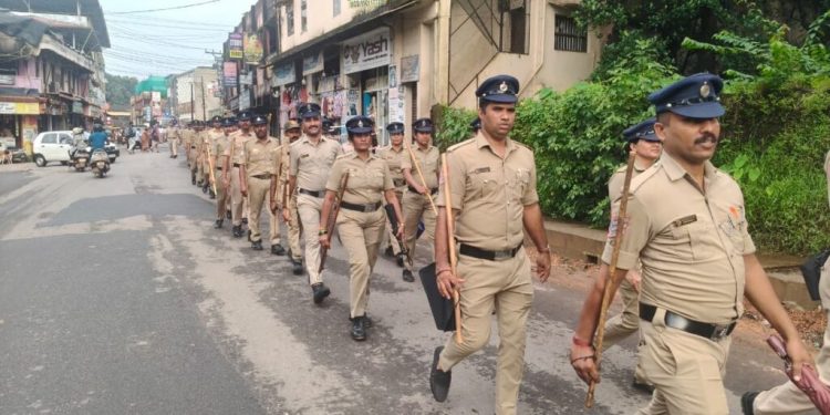 ಬಲವಂತದ ಬಂದ್ ಅವಕಾಶ ನೀಡುವುದಿಲ್ಲ – ಪೊಲೀಸ್ ಇಲಾಖೆ ಪ್ರಕಟಣೆ: ಸಾರ್ವಜನಿಕರಲ್ಲಿ ಆತ್ಮವಿಶ್ವಾಸ ಮೂಡಿಸಲು ಪುತ್ತೂರು ನಗರದಲ್ಲಿ ಪೊಲೀಸ್ ಪಥ ಸಂಚಲನ