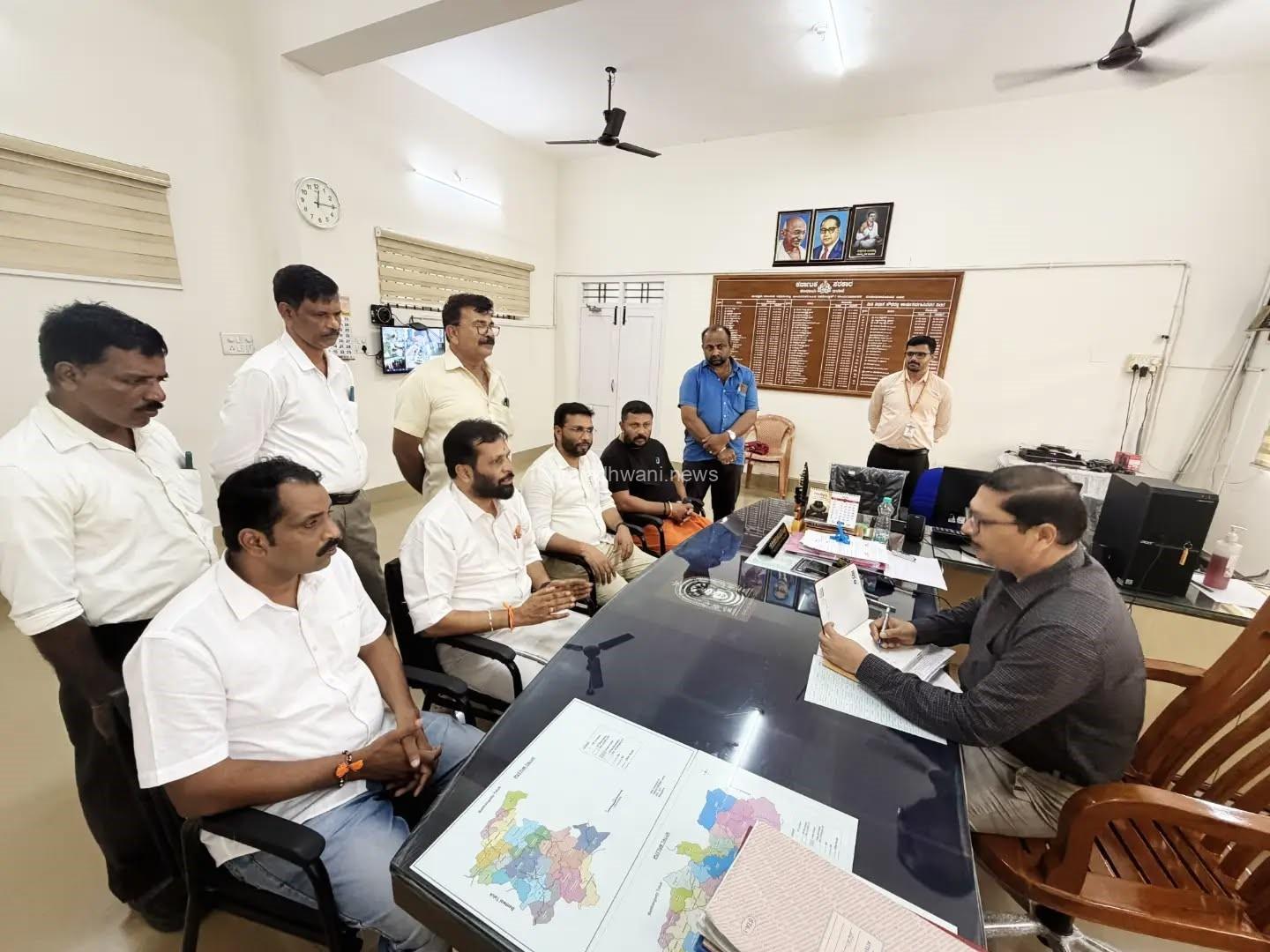 ಪುತ್ತೂರು: ಅಕ್ರಮ–ಸಕ್ರಮ, 94C ಅರ್ಜಿಗಳ ತುರ್ತು ವಿಲೇವಾರಿ ಹಾಗೂ ಪೌತಿ ಖಾತೆ ಸಮಸ್ಯೆ ಪರಿಹಾರಕ್ಕೆ ತಹಶೀಲ್ದಾರ್ ಭೇಟಿ ಮಾಡಿದ ಪುತ್ತಿಲ ಪರಿವಾರ ನಿಯೋಗ