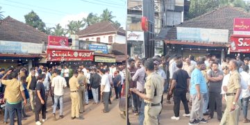 ಪುತ್ತೂರು: ದರ್ಬೆ ಜಂಕ್ಷನ್‌ನಲ್ಲಿ ಅಂಗಡಿಯಾತ–ಗ್ರಾಹಕಿ ನಡುವೆ ಮಾತಿನ ಚಕಮಕಿ – ಪೊಲೀಸರಿಂದ ಲಾಠಿ ಪ್ರಹಾರ