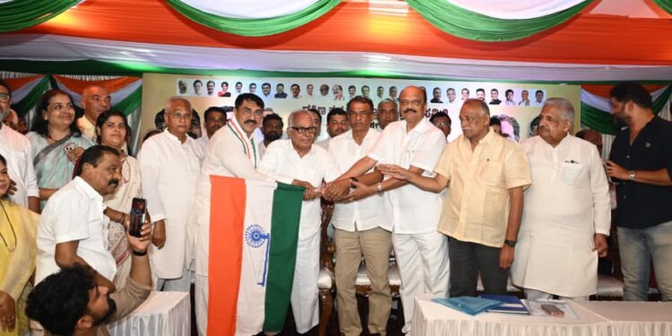 ದಕ್ಷಿಣ ಕನ್ನಡ ನೂತನ ಡಿಸಿಸಿ ಅಧ್ಯಕ್ಷರಾಗಿ ಪದ್ಮರಾಜ್ ಆರ್. ಪೂಜಾರಿ ಅಧಿಕಾರ ಸ್ವೀಕಾರ