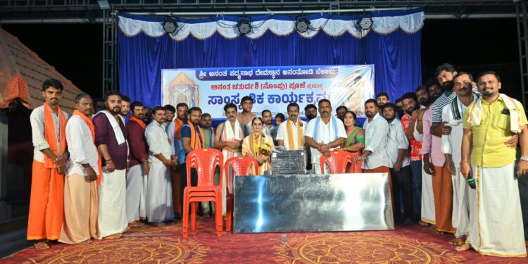 ಬೆಳಾಲು ಅನಂತೇಶ್ವರ ಫ್ರೆಂಡ್ಸ್ ವತಿಯಿಂದ ಬೆಳಾಲು ಅನಂತೋಡಿ ಶ್ರೀ ಅನಂತಪದ್ಮನಾಭ ದೇವಸ್ಥಾನಕ್ಕೆ ಕುರ್ಚಿ ಹಾಗೂ ಊಟದ ಟೇಬಲ್ ಕೊಡುಗೆ