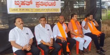 ಧಾರ್ಮಿಕ ಕ್ಷೇತ್ರಗಳಲ್ಲಿ ನಡೆಯುತ್ತಿರುವ ಭ್ರಷ್ಟಾಚಾರ ಮತ್ತು ರಾಜಕೀಯ ಹಸ್ತಕ್ಷೇಪವನ್ನು ವಿರೋಧಿಸಿ ಪುತ್ತೂರಿನ ಅಮರ್ ಜವಾನ್ ಜ್ಯೋತಿ ಬಳಿ ಬಿಜೆಪಿ ಪ್ರತಿಭಟನೆ