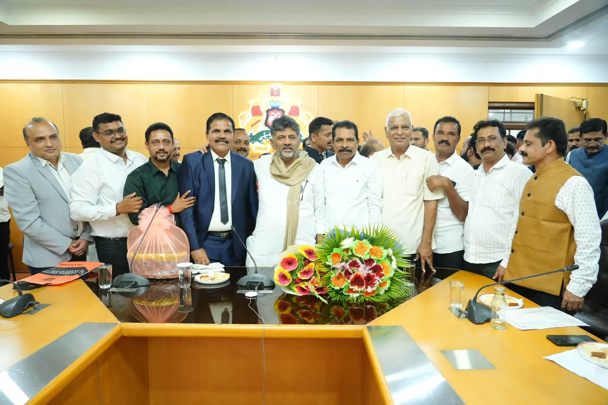 ಕರಾವಳಿ ಭಾಗದ ಒಕ್ಕಲಿಗರ ಸಂಘದ ಪದಾಧಿಕಾರಿಗಳು ಮುಖ್ಯಮಂತ್ರಿಯನ್ನು ವಿಧಾನಸೌಧದಲ್ಲಿ ಭೇಟಿ ಮಾಡಿ ಸಮಾಲೋಚನೆ