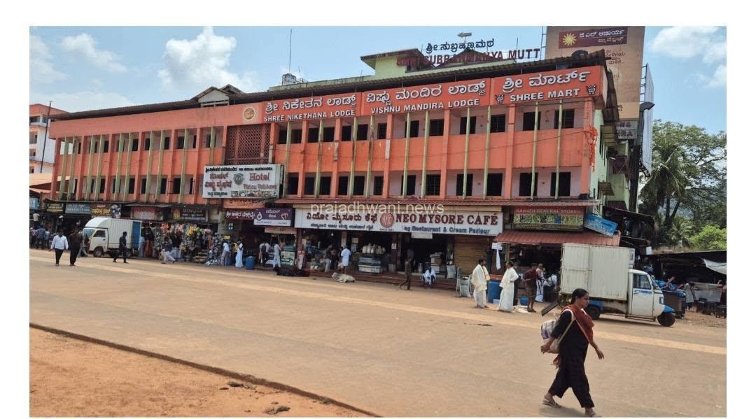 ಕುಕ್ಕೆ ಸುಬ್ರಹ್ಮಣ್ಯ ಜಾಗ ವಿವಾದ ಪ್ರಕರಣ: ದೇವಾಲಯ ಪರ ಸುಪ್ರೀಂ ಕೋರ್ಟ್ ತೀರ್ಪು ಹಿನ್ನೆಲೆ ಸ್ವಯಂಪ್ರೇರಿತರಾಗಿ ತೆರವುಗೊಳಿಸುತ್ತಿರುವ ಅಂಗಡಿ ಮಾಲಕರು