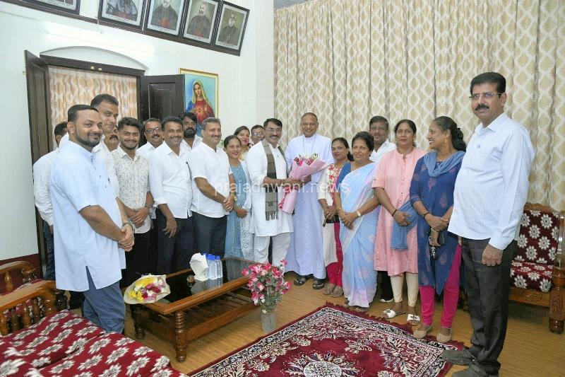 ಮಂಗಳೂರು ಬಿಷಪ್ ಡಾ. ಪೀಟರ್ ಪಾವ್ಲ್ ಸಲ್ಡಾನ್ಹಾ ಅವರನ್ನು ಭೇಟಿಯಾಗಿ ಆಶೀರ್ವಾದ ಪಡೆದ ದ.ಕ. ಜಿಲ್ಲಾ ಕಾಂಗ್ರೆಸ್ ಅಧ್ಯಕ್ಷ ಪದ್ಮರಾಜ್ ಆರ್. ಪೂಜಾರಿ