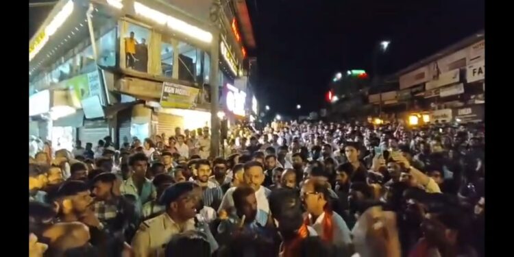 ಪುತ್ತೂರು: ಗಣೇಶೋತ್ಸವ ವಿಸರ್ಜನಾ ಶೋಭಾಯಾತ್ರೆಯ ವೇಳೆ ಧ್ವನಿವರ್ಧಕ ಬಳಕೆಗೆ ಸಂಬಂಧಿಸಿದಂತೆ ಪೊಲೀಸ್ ಕರ್ತವ್ಯಕ್ಕೆ ಅಡ್ಡಿಪಡಿಸಿದ ಆರೋಪದಡಿ ನಗರ ಠಾಣೆಯಲ್ಲಿ ಪ್ರಕರಣ ದಾಖಲು