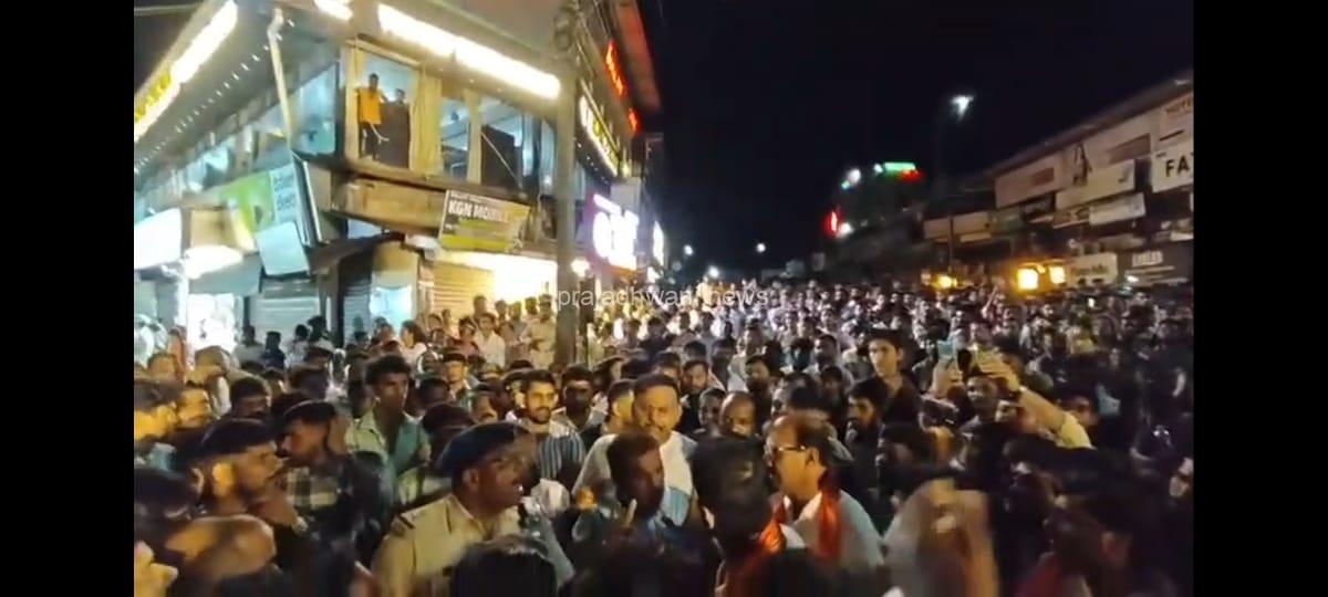 ಪುತ್ತೂರು: ಗಣೇಶೋತ್ಸವ ವಿಸರ್ಜನಾ ಶೋಭಾಯಾತ್ರೆಯ ವೇಳೆ ಧ್ವನಿವರ್ಧಕ ಬಳಕೆಗೆ ಸಂಬಂಧಿಸಿದಂತೆ ಪೊಲೀಸ್ ಕರ್ತವ್ಯಕ್ಕೆ ಅಡ್ಡಿಪಡಿಸಿದ ಆರೋಪದಡಿ ನಗರ ಠಾಣೆಯಲ್ಲಿ ಪ್ರಕರಣ ದಾಖಲು