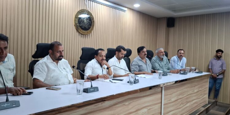 ಮೈಸೂರು ಕಂಬಳಕ್ಕೆ ಬರುವ ಕೋಣಗಳಿಗೆ ಕುಶಾಲನಗರದಲ್ಲಿ ವಿಶ್ರಾಂತಿ!