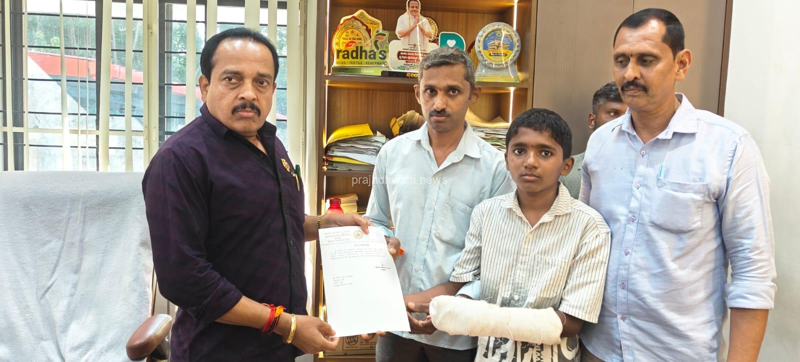 ಪಟಾಕಿ ಸ್ಪೋಟಗೊಂಡು ಗಾಯಗೊಂಡಿದ್ದ ಬಾಲಕನಿಗೆ ಮುಖ್ಯಮಂತ್ರಿ ಗಳ ಪರಿಹಾರ ನಿಧಿಯಿಂದ ಒಂದು ಲಕ್ಷ ರೂ ಮಂಜೂರು : ಶಾಸಕ ಅಶೋಕ್ ರೈ